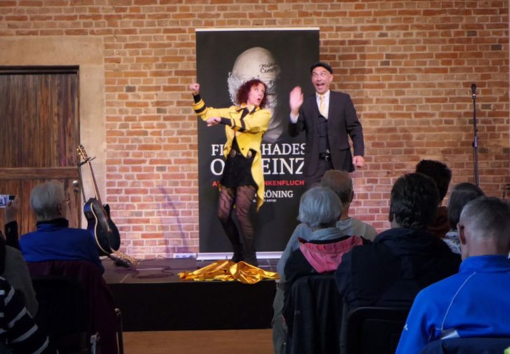 Jana Luna und Jango Erhardo auf der Bühne von Heinz Gröning
