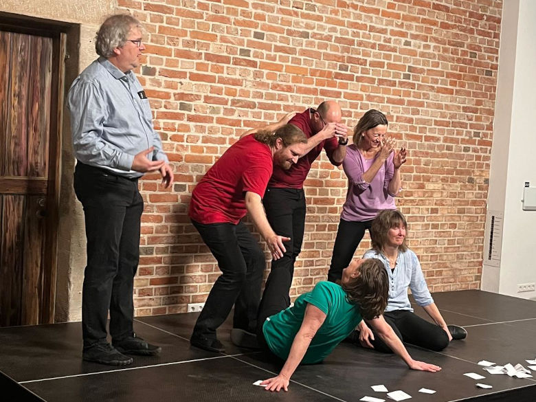 Improvisationstheater vonaLeine auf der Bühne