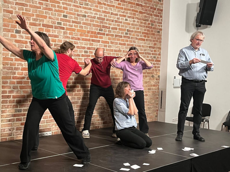 Improvisationstheater vonaLeine auf der Bühne