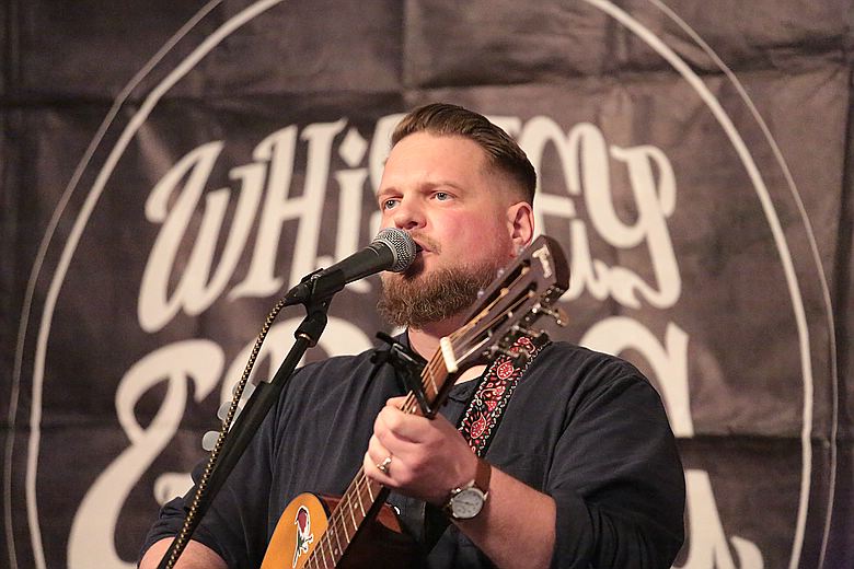 Whiskey & Rye Björn Hahne mit Gitarre