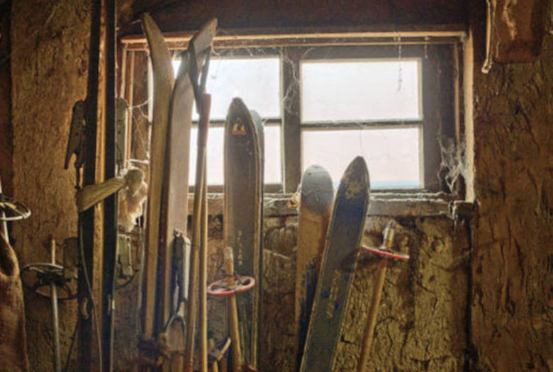 Sport ist Mord Alte Ski in einem Keller