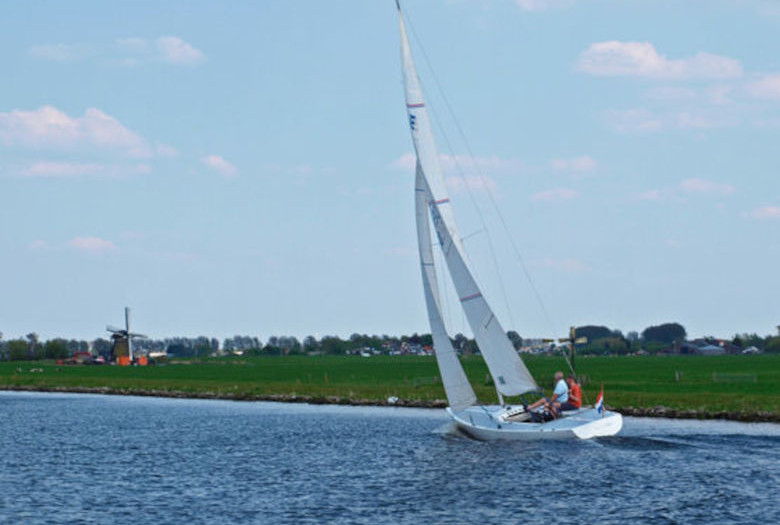 Vom Winde verweht Segelboot vor der Küste