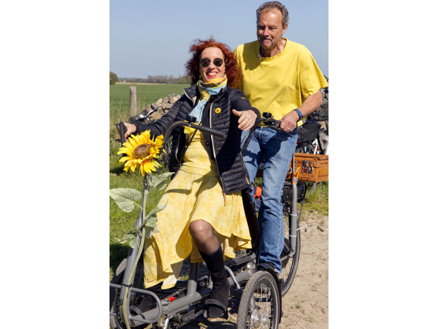Jana Luna auf einem Fahrrad